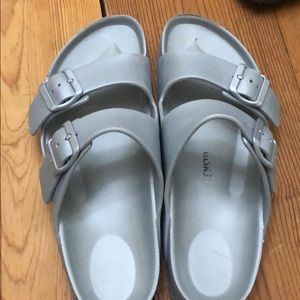 Silver Birkenstock plastic 9 Arizona essentials